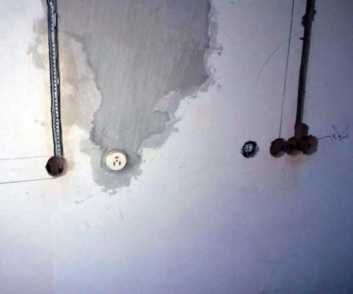 Прокладываю электрику, стены не штроблю, а выглядит аккуратно