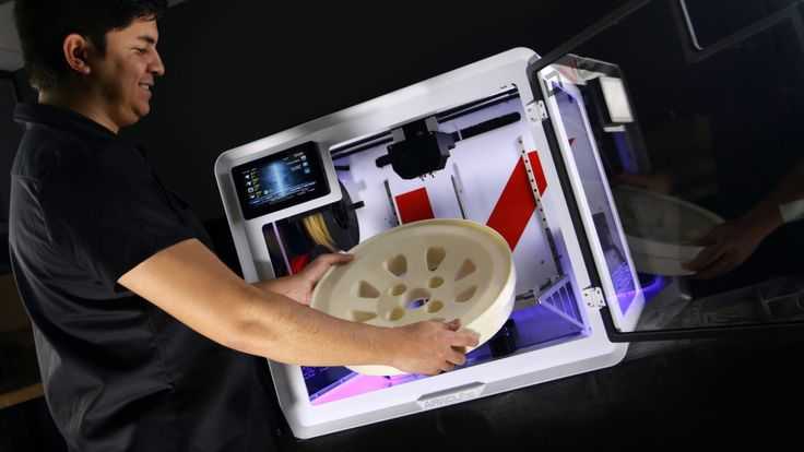 3Dпечать  обширная и сложная тема, в которой можно разбираться бесконечно Расскажем вкратце, как работает 3Dпринтер, чем он печатает и как модель с компьютера превращается в физический объект
