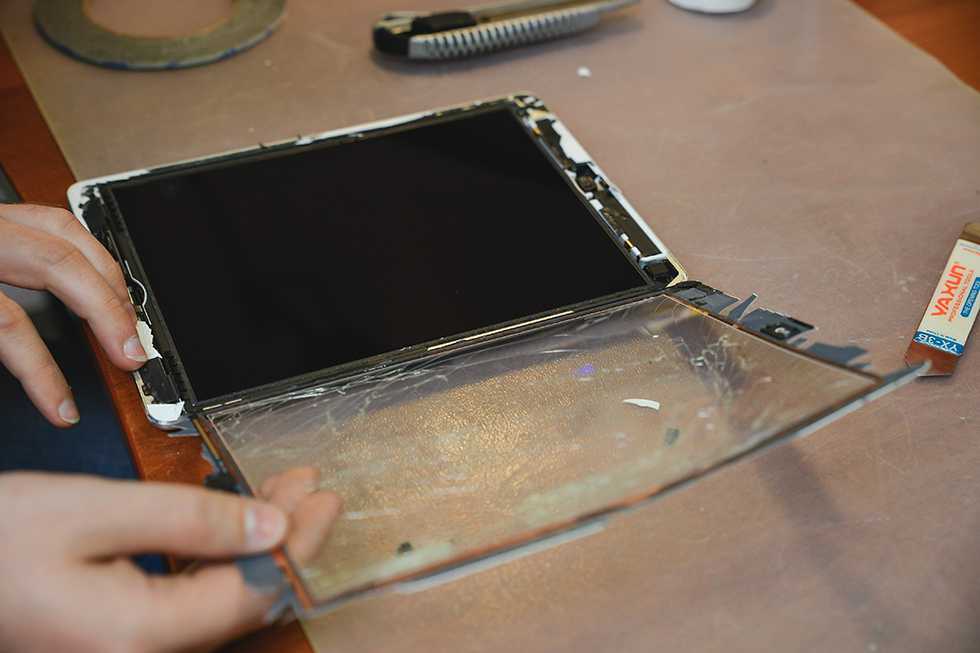 Заменить стекло экрана. Разбитый сенсорный экран. Отремонтировать стекло на телефоне. Сенсор на стекле. Разбитый тачскрин.