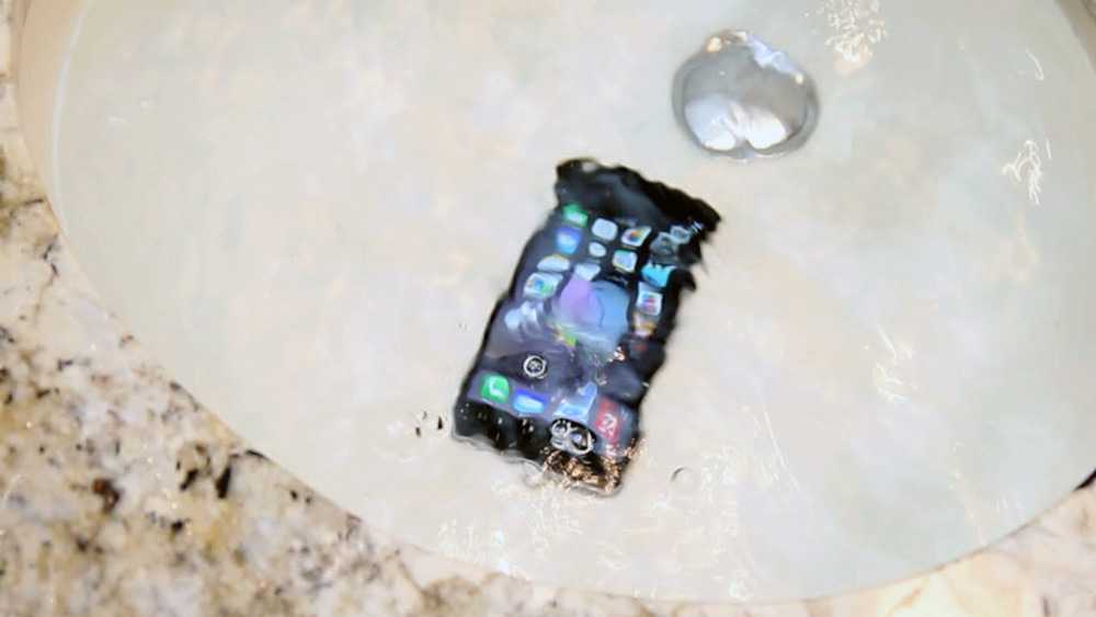 Iphone x, 8, 7, 6 упал в воду и промок, что делать?