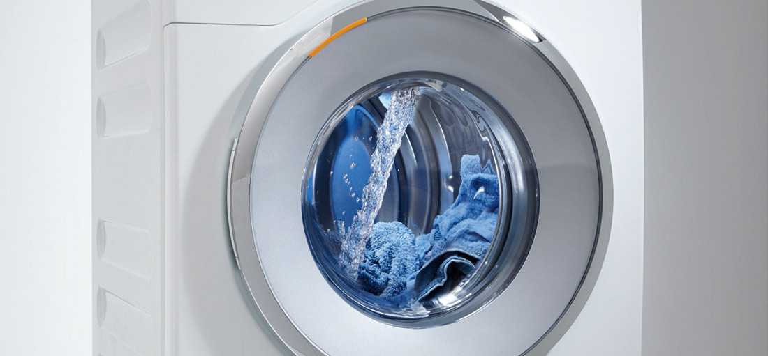 Почему стиральная машина вибрирует. Вода в стиральной машинке. Стиральная машинка с бельем. Вода в барабане стиральной машины. Стиральная машина прыгает.