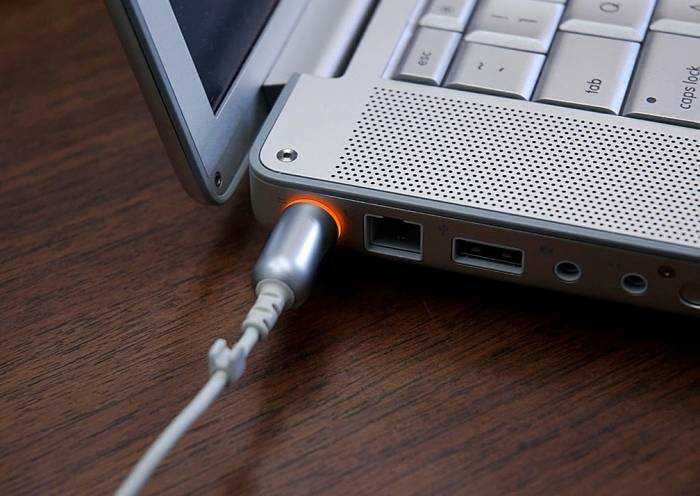 Нужно ли оставить ноутбук подключённым все время к электросети?