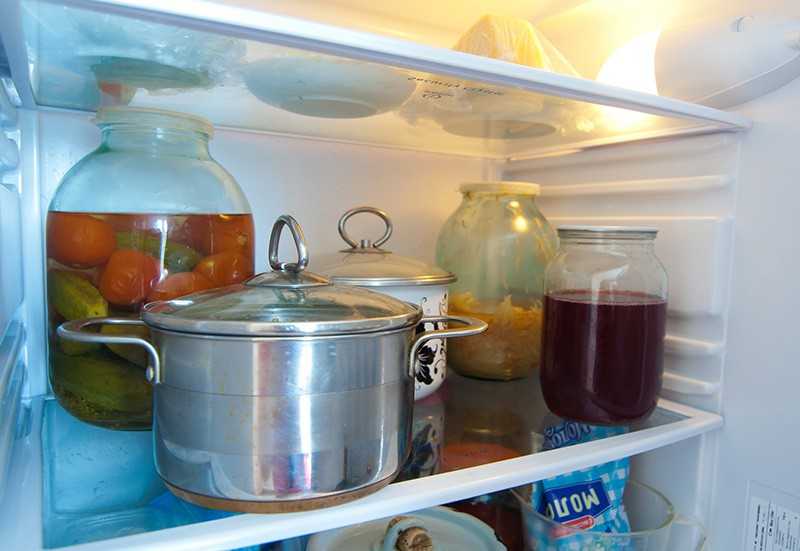 Можно ли ставить горячее в холодильник или нельзя: что произойдет