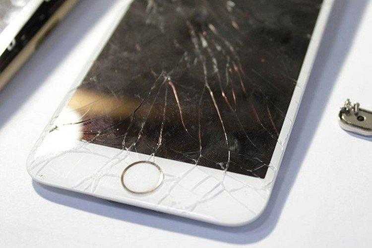 Снять разбитое. Защитное стекло разбилось. Разбито защитное стекло на телефоне. Треснутое защитное стекло. Разбитое защитное стекло на телефоне.