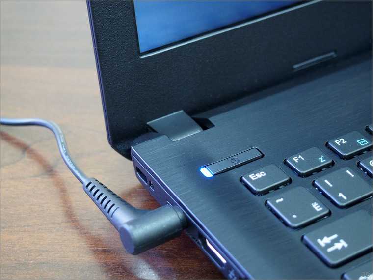 Надо ли отключать батарею ноутбука, если работаешь от розетки?