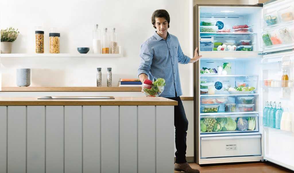 Обычно холодильник стоит в углу и молча делает свое дело Samsung Family Hub с WiFi, гигантским дисплеем и встроенными динамиками, напротив, находится в центре внимания